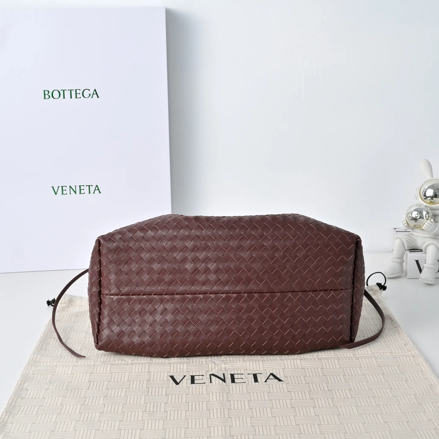 Batch 1860 Bv 2025 early spring series Pinacoteca medium tote handbag. The front is made of classic Intreccia woven cow leather. It is low-key and luxurious. The flip side is made of warm suede. It instantly switches to a lazy and casual style. It has a large interior capacity. It is no pressure to carry a computer for commuting. It is also thoughtfully matched with a small detachable bag. It is full of security. The woven texture is so delicate that you can't put it down. The highlight is that it is super versatile. Come and get your new bag😝 Model: 4371 Size: 34*20*14cm